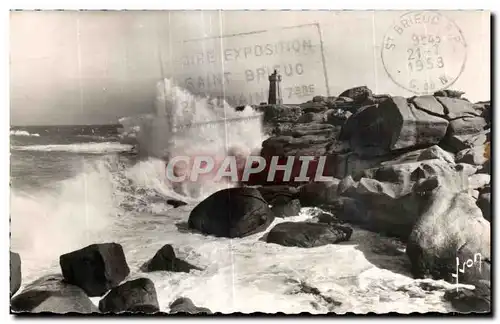 Ansichtskarte AK Ploumanac h en PERROS GUIREC La Tempete a l assaut du Phare