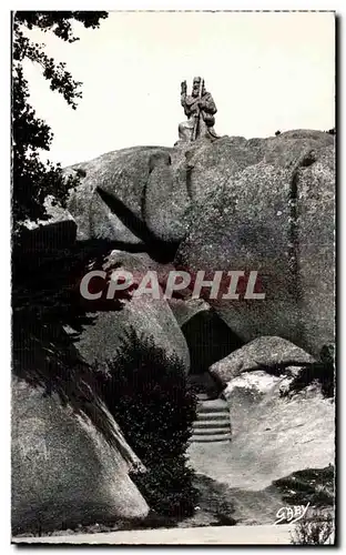 Cartes postales Tregastel Entree du Rocher du pere Eternel sous lequel habite une famille