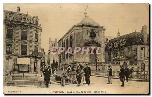 Ansichtskarte AK Troyes Pont et Rue de la Cite Hotel Dieu