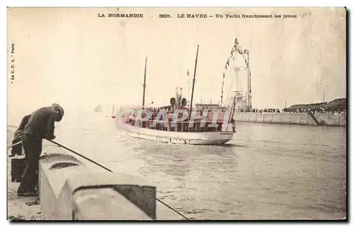 Cartes postales La Normandie Le Havre Un Yacht franchissant les jetees Bateau