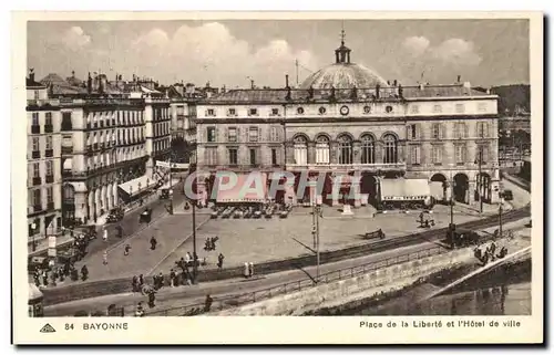 Ansichtskarte AK Bayonne Place de la Liberte et L Hotel de Ville