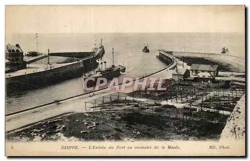 Cartes postales Dieppe L Entree du Port au Moment de la Maree Bateau