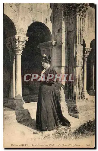 Cartes postales Arles Arlesienne au Cloitre de Saint Trophime Folklore Costume