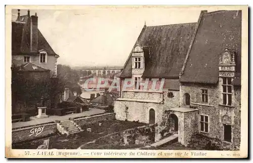 Cartes postales Mayenne Cour interieure du chateau et vue sur le viaduc