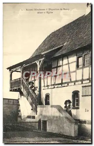 Ansichtskarte AK Maisons Alsaciennes a I Exposition de Nancy Allant a I Eglise Alsace Folklore Costume