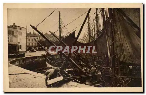 Ansichtskarte AK La Douce France La Rochelle Preparatifs du depart Embarquement de la glace Bateaux