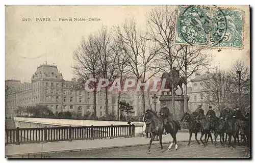 Cartes postales Paris Parvis Notre Dame Militaria Gendarmes