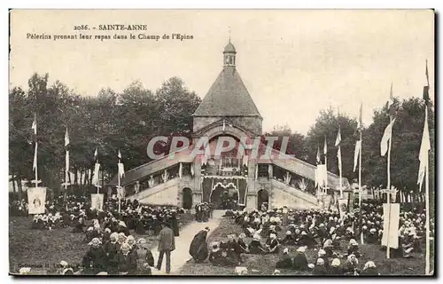 Cartes postales Sainte Anne Pelerins Prenant leur repas dans le Champ de I Epine Folklore Costume