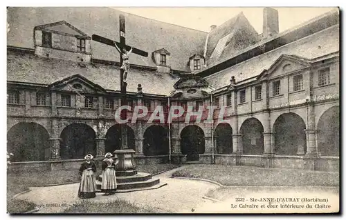 Ansichtskarte AK Ste Anne D Auray Le Calvaire et Cour Interieure du Cloitre Folklore Costume