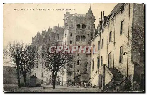 Ansichtskarte AK Nantes Le Chateau Cour interieure Militaria