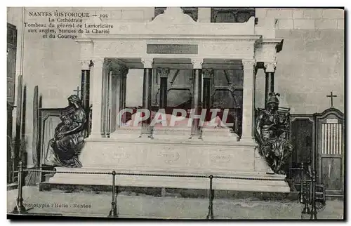 Ansichtskarte AK Nantes Historique La Cathedrale Tombeau du general de Lamoriciere aux angles Statues de la chari