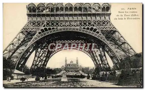 Cartes postales Paris Sous les voutes de la Tour Eiffel au loin le Trocadero