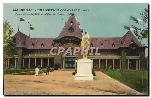 Ansichtskarte AK Marseille Exposition Colonialre Palais de 1922 Palais de Madagascar et statue du General Gallien