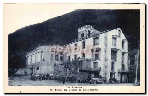 Cartes postales Les Pyrenees Sortie des Grottes de Betharram Automobile