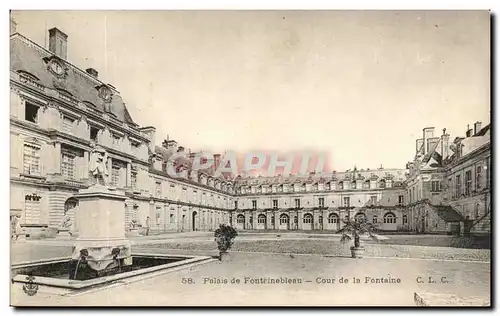 Ansichtskarte AK Palais de Fontainebleau Cour de la Fontaine