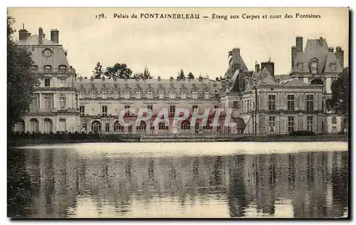 Cartes postales Palais de Fontainebleau Etang aux Carpes et cour des Fontaines