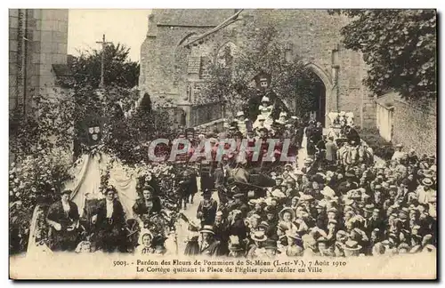 Cartes postales Pardon des Fleurs de Pommiers de St Meen Aout Le Cortege Quittant la Place de l Eglise pour defi