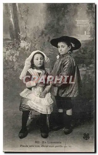 Ansichtskarte AK En Limousin Prends cette rose elle est aussi gentille que toi Enfants Folklore Costume