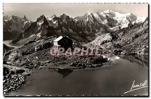 Cartes postales Chamonix Le refuge du lac Blanc la chaine des aiguilles et le Mont Blanc