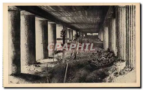 Ansichtskarte AK Verdun Monument de la Tranchee des Baionnettes (Andre Ventre Arch) Vue Interieure Militaria