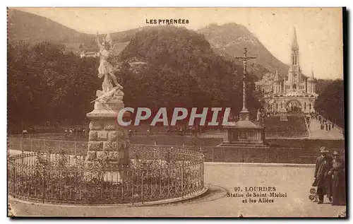 Ansichtskarte AK Lourdes Statue de Saint Michel et les allees