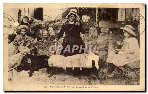 Ansichtskarte AK En Auvergne Sur le Seuil de la Ferme Folklore Costume Chien