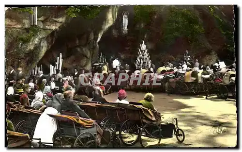 Ansichtskarte AK Lourdes Les Malades devant la Grotte The Sick before the Grotto Gli Ammalati davanti alla Grotta