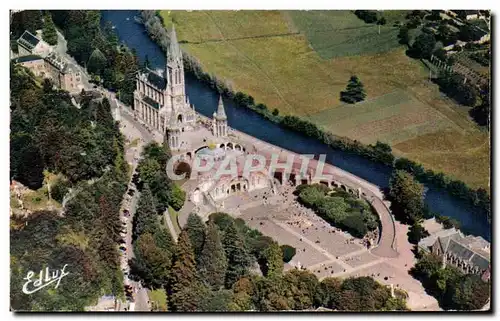 Cartes postales Lourdes Vue aerienne sur la Basilique et le Gave