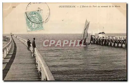 Ansichtskarte AK Ouistreham L Entree du Port au Moment de la Maree Bateau