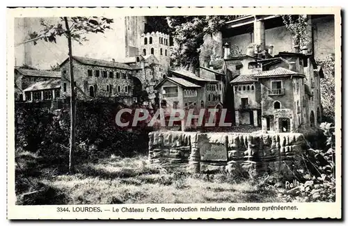 Ansichtskarte AK Lourdes Le Chateau Fort Reproduction miniature de maisons Pyreneennes