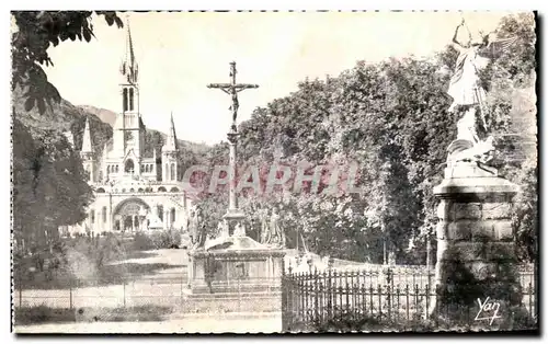 Ansichtskarte AK Lourdes La Basilique et l Esplanade