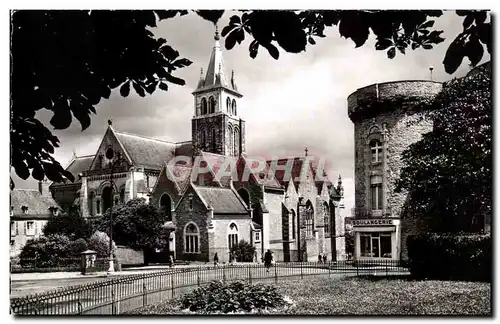 Cartes postales Laval (Mayenne) la cathedrale et la porte beucheresse