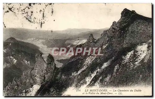 Cartes postales Le mont dore Les cheminees du diable et la vallee du mont dore