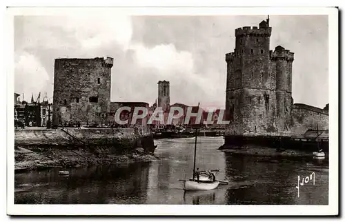 Cartes postales La Rochelle L&#39Entree Du Vieux Port A Maree Basse Tours De La Chaine Et St Nicolas