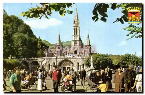 Cartes postales moderne Lourdes Les Malades Reviennent De La Grotte Sick People Coming Back From The Grotto