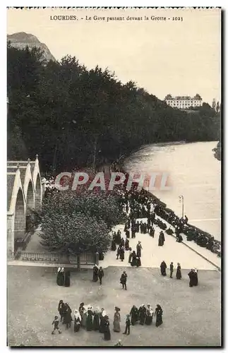 Cartes postales Lourdes Le Gave Passant devant la Grotte