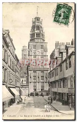 Cartes postales Calais La Rue de la Citadelle et le Beffroi