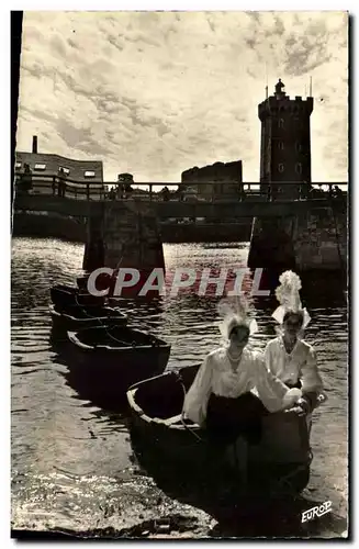 Ansichtskarte AK Les Sables d&#39Olonne (Vendee) La tour d&#39Arundel Folklore Costume