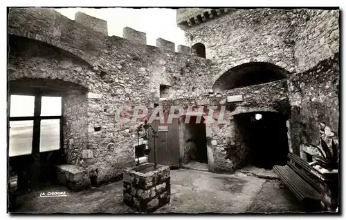 Cartes postales Roquebrune Village Le Chateau (X e siecle) La Cour Interieure et le Puits