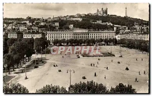 Ansichtskarte AK Lyon La Place Bellecour et la Colline de Fourviere