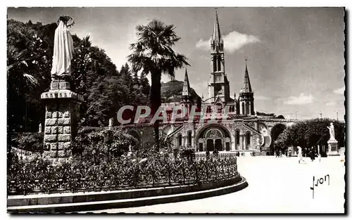 Cartes postales Lourdes Hautes Pyrenees La Basiliqe et la Vierge de l esplanade