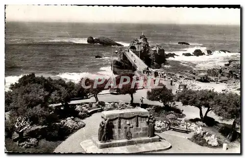 Ansichtskarte AK Biarritz Basses Pyrenees Le Monument aux Morts et le Rocher de la Vierge