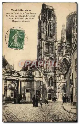 Cartes postales Toul Pittoresque Le Portail de la Cour d&#39entree I&#39Hotel de Ville et la Cathedrale Monument