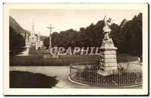 Ansichtskarte AK Lourdes St Michel la Croix des Bretons et la Basilique