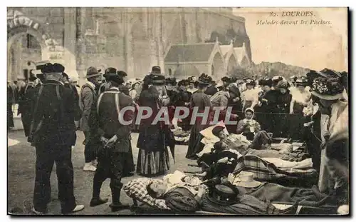 Cartes postales Les Pyrenees Lourdes Malades devant les piscines