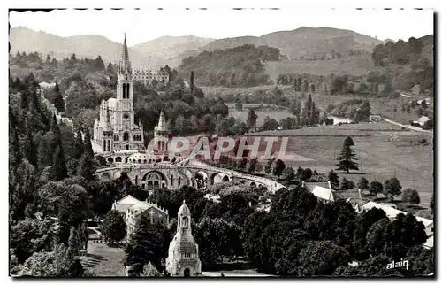 Cartes postales Lourdes La Basilique et le Monument aux Morts