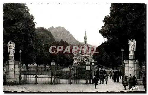 Cartes postales Lourdes L&#39Entree de la Basilique