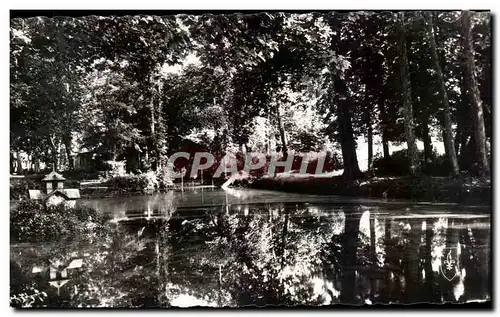 Ansichtskarte AK Pougues Les Eaux (Nievre) Parc de I&#39Etablissement Thermal Le Lac