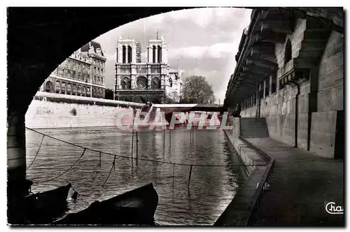 Cartes postales Paris promenade sous les ponts Notre Dame