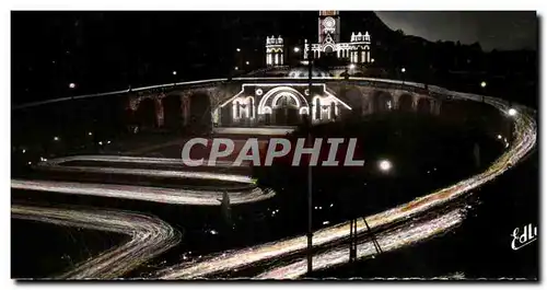 Ansichtskarte AK Lourdes La Basiliques Illuminee et la Procession aux Flambeaux